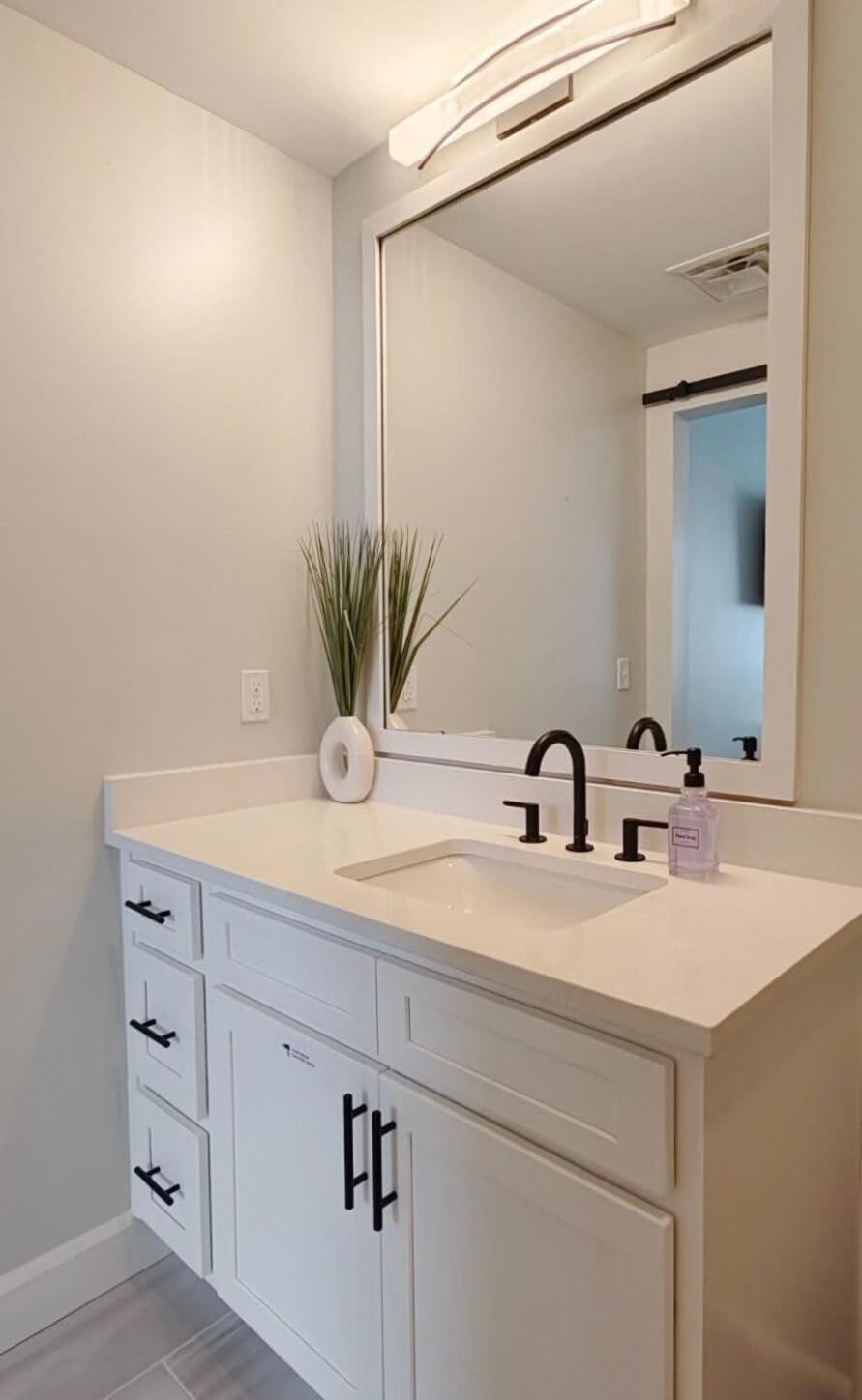 Fun Cozy Apts - 1 25 Mile Walk To Tiaa Bnk Fld Jacksonville Luaran gambar
